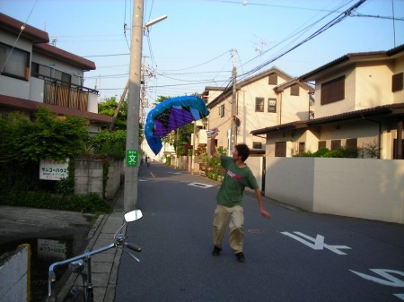 店前の住宅街でスポーツカイトを試し飛行しているKの姿