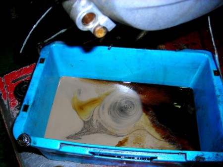 ET3から抜いたオイルが白濁してミルキー状態になっている様子