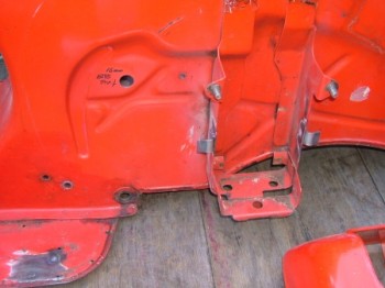 vespaバッテリーストラップ用フック溶接部分