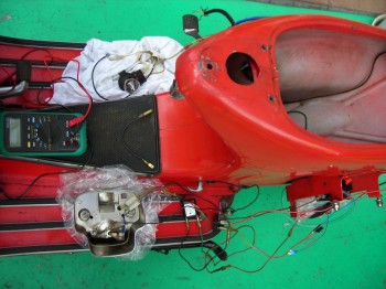 vespa Rallyの車体上面に配線作業中の様子