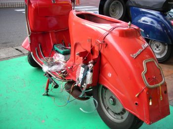 配線を確認中のvespa Rallyのリアビュー