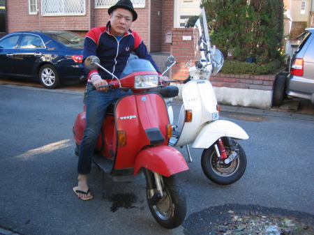 ジャージに雪駄でT5に乗ってホームセンターへ向かう様子（vespa）