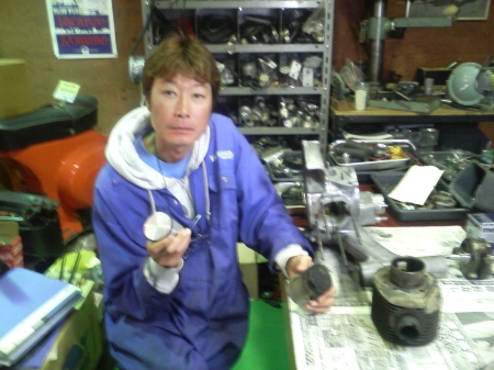 エンジン整備中のK氏と部品