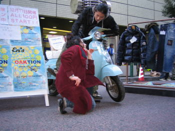 スクーターとポーズを取る女性と男性