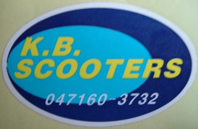 vespaロゴと電話番号が入ったK.B.SCOOTERSのステッカー