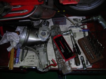 vespaハンドル周辺と修理用工具類一式（ヘリサート作業中）