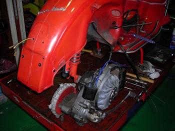 シャシーから下ろしたvespa Rallyのエンジン