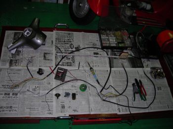 DC系統を仮組みしつつハーネス長を調整中の作業台