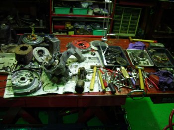 オーバーホール作業中のvespa部品と工具類