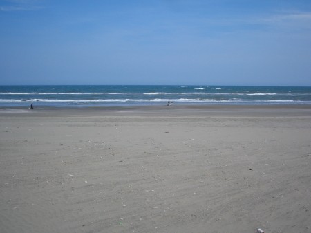 広々とした九十九里浜の風景、青空と海と砂浜が広がる