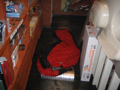 K.B.SCOOTERS店舗内の床に敷かれた寝袋。夜の寝泊まり準備の様子
