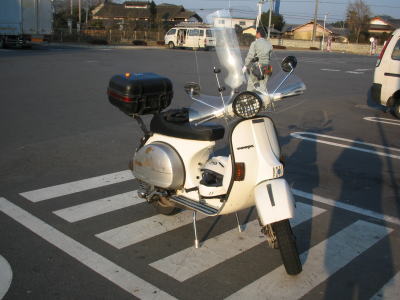 風防とリアボックスが装着された白いベスパP200E