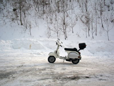 雪原に停車したベスパ。周囲は一面の雪景色