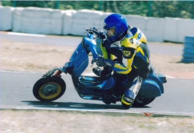 vespa ET3で参加した耐久レースの様子