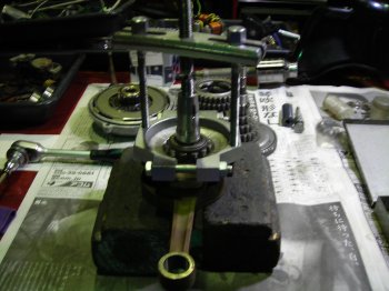 ベスパのクランクベアリングを専用工具で抜く作業