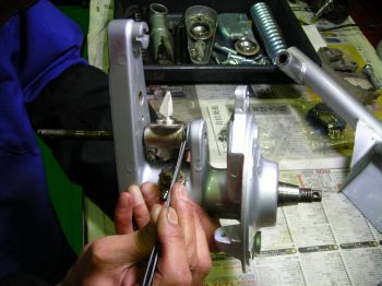 ベスパのフロントフォークを組み立てる作業中の手元
