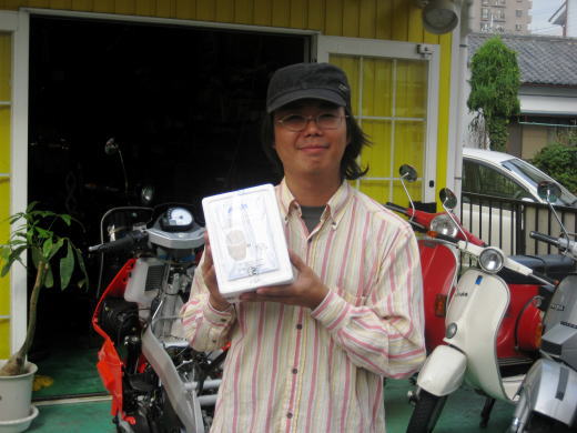 納車時にボアアップキットを手に記念撮影するお客様