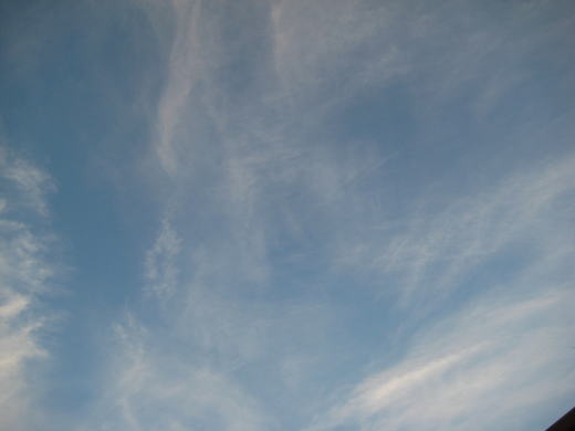 秋らしい青空と高い雲が流れる風景