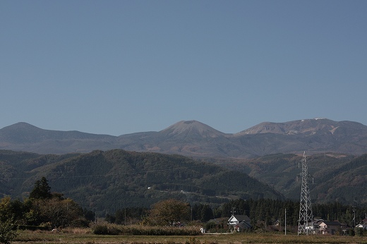 吾妻小富士の登山口駐車場に停められたベスパ