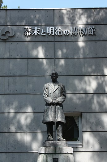 幕末と明治の博物館の外観と田中光顕像