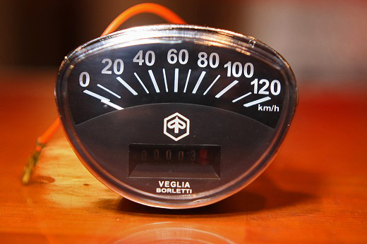 黒ベースのVEGLIA製スピードメーター。km/h表記。