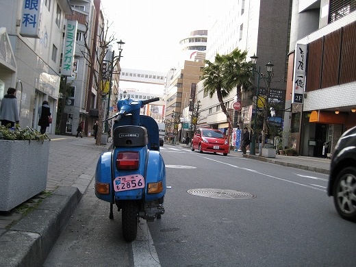 エンジン始動直後の青いベスパの試運転シーン