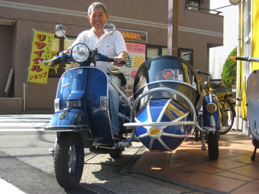 ベスパにバウアー製サイドカーを取り付けたオーナーと車両
