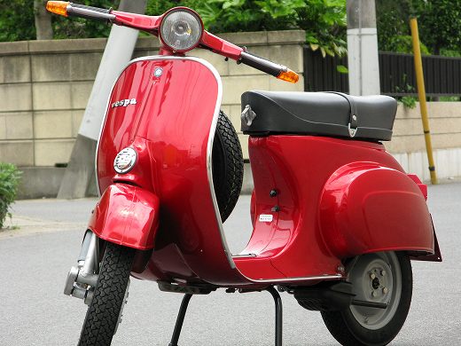 整備完了したキャンディーレッドのベスパ50sの車体全体写真