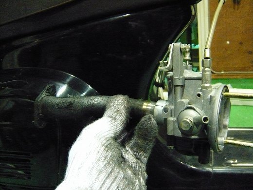 ベスパの車体内部に取り付けられたキャブレターの様子