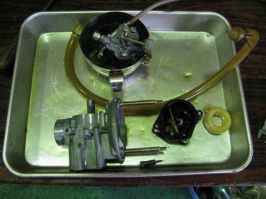 2ストオイル誤投入で詰まったキャブレター部品一式