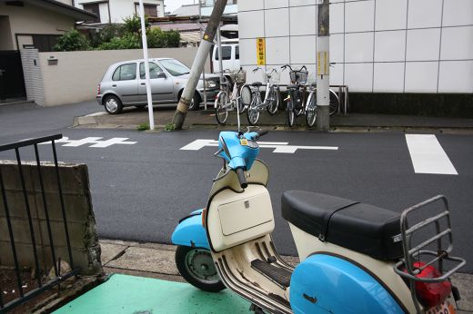 古時計の試運転前の様子、後ろにも壁掛け時計が並ぶ