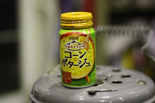 ストーブの上に置かれた、DyDoのコーンポタージュ缶。