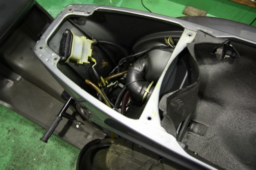 COSAのシート下にあるエンジンまわりの構造