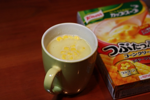 コーンたっぷりのカップスープとパッケージ。温まりそうな一杯。