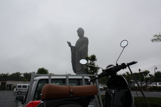 霧の中に立つ牛久大仏のシルエット