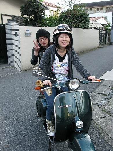 ベスパ納車当日にトラックで記念撮影する女性オーナー