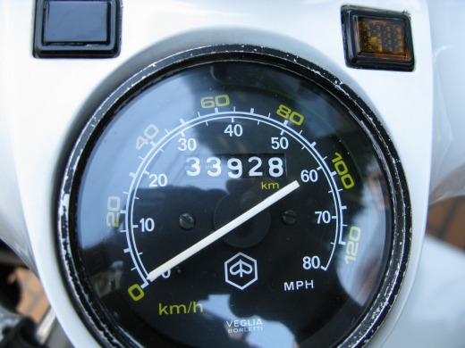 5月2日出発時のベスパのスピードメーター、走行距離は33928km