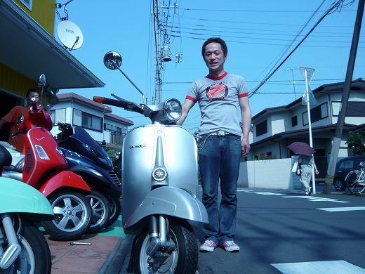 ベスパET3を購入されたお客様の納車記念ショット