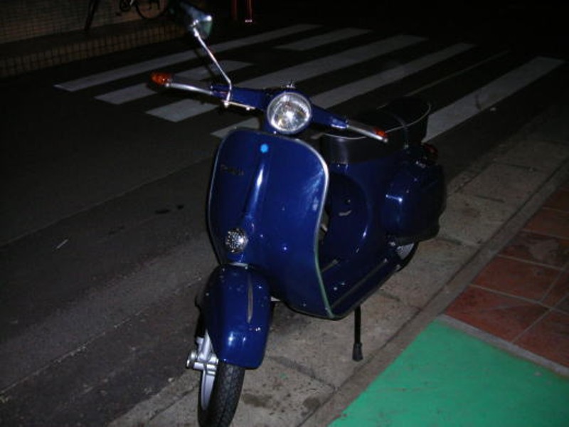 夜の街中で納車されたネイビーブルーのVespa ET3