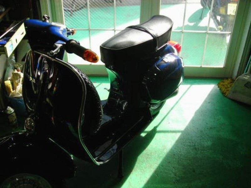冬の陽だまりの中で整備中のネイビーブルーのVespa ET3