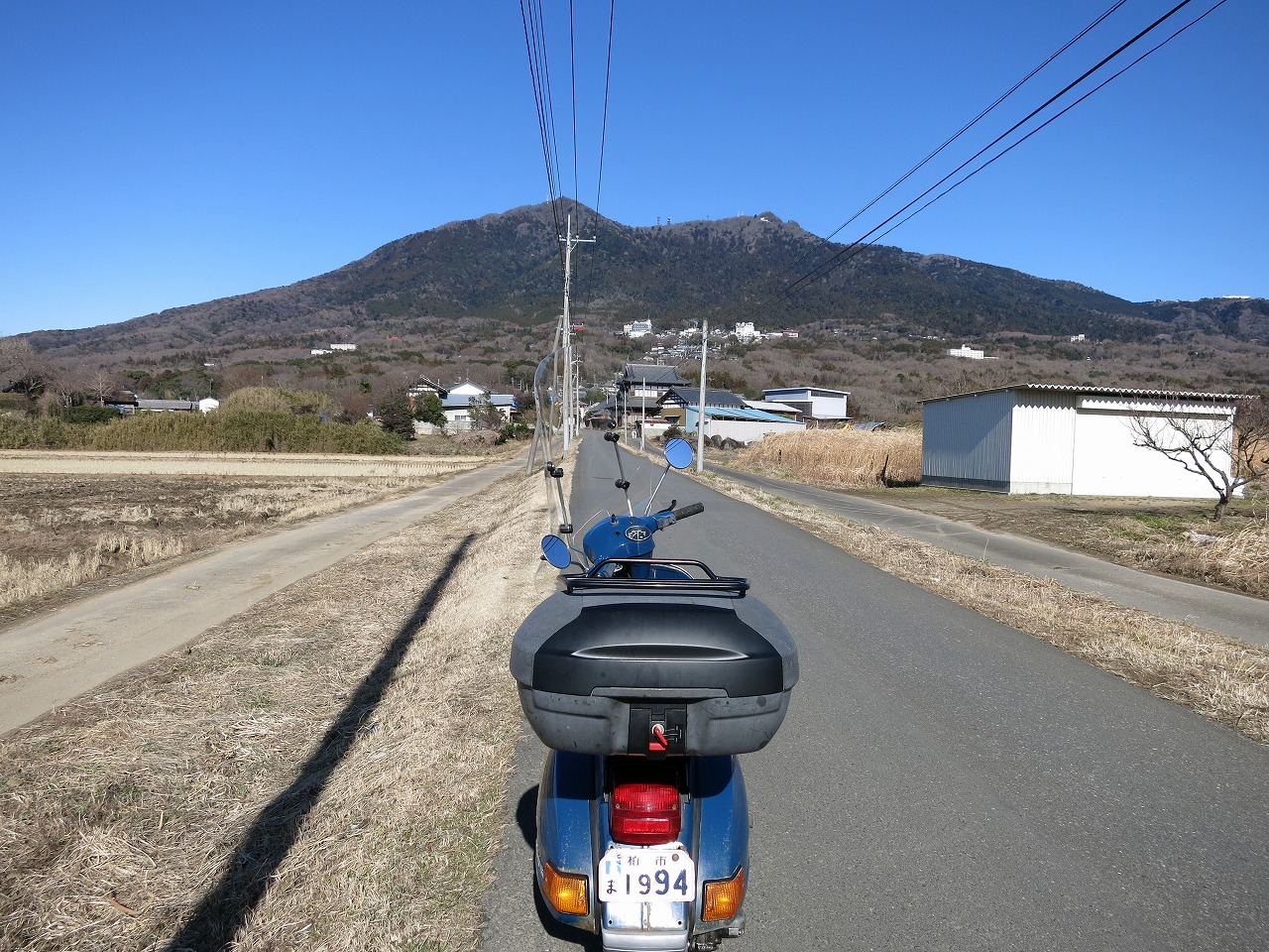 筑波山へ向かう途中の道端に停めた青いベスパ