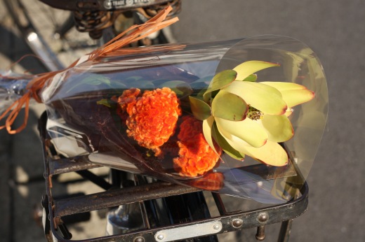 自転車の荷台に載せられたラッピングされた花束