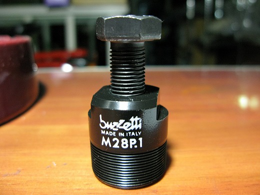 ベスパ整備で使用するフライホイールプーラー（M28 P.1）が机に置かれている。