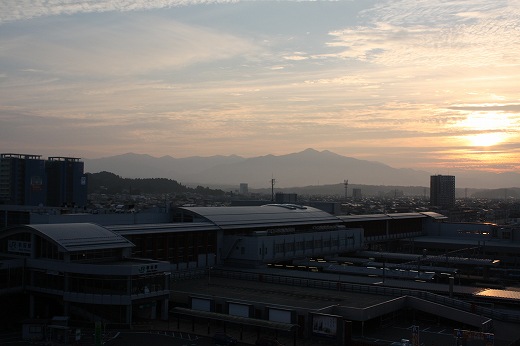 福島駅の建物越しに朝日が昇る風景