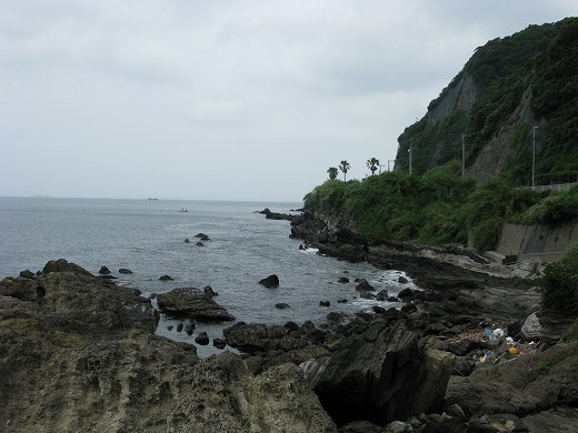 🌊 曇り空の下、千葉県富津市の岩場の海岸風景