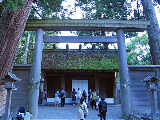 早朝の伊勢神宮外宮の正面、参拝者が静かに集まる様子