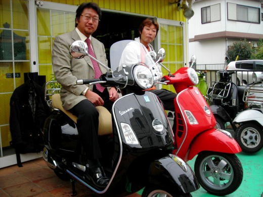 黒と赤のGTSにまたがる二人の男性の納車記念写真