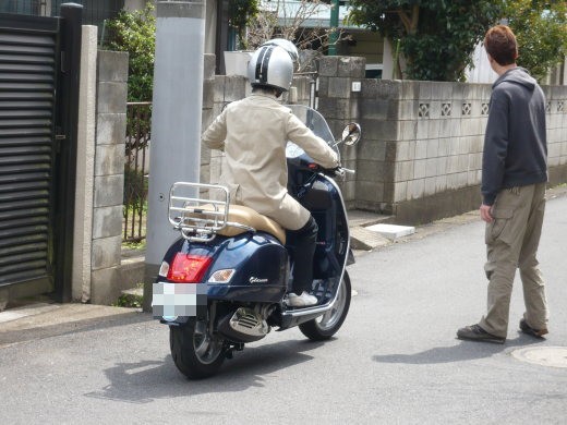 納車時にKBのKから講習を受ける女性オーナー
