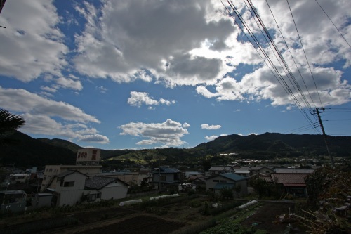 群馬県の空と山並みを遠くに望む風景