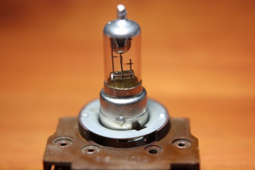 6V 25W×25Wのハロゲンヘッドライトバルブの接写写真